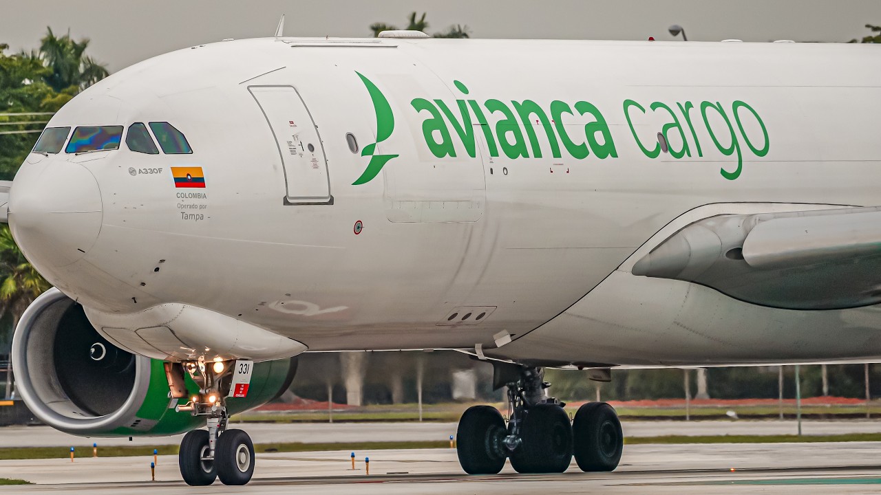 ✈️22 Amazing Sunset Closeup Landings & Takeoffs at Miami Int'l Airport (MIA) | Plane Spotting