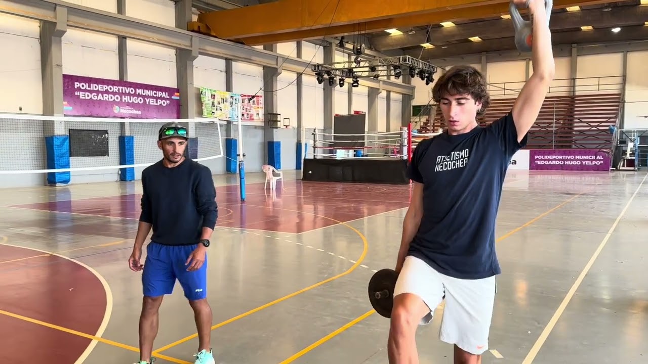 Sesión de fuerza para el corredor a cargo de Martín Méndez en Necochea. 