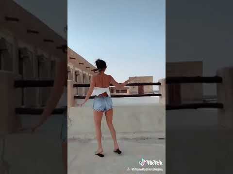 سائحة اجنبية تثير جدلا في قطر بسبب رقصها في مسجد الذخيرة