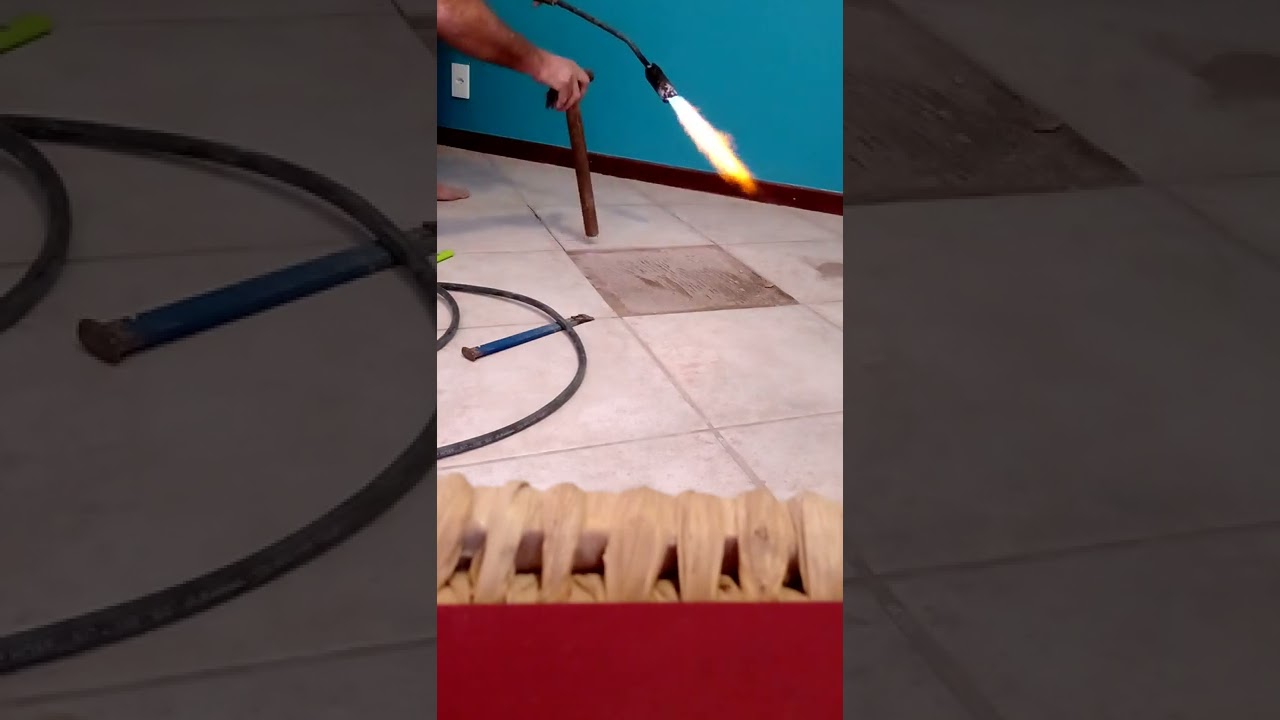 PARA REMOVER O PISO DESSA MANEIRA RETIRANDO O REJUNTE DAS 4  Extremidades E aquece com o maçarico