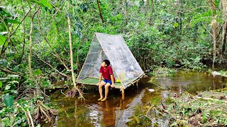 Camping hujan deras || Membangun shelter plastik di sungai hutan rimba