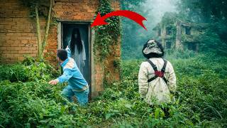 Time Lapse: Exploring an Abandoned House – A Ghost Suddenly Appears at the Door! 😱👻