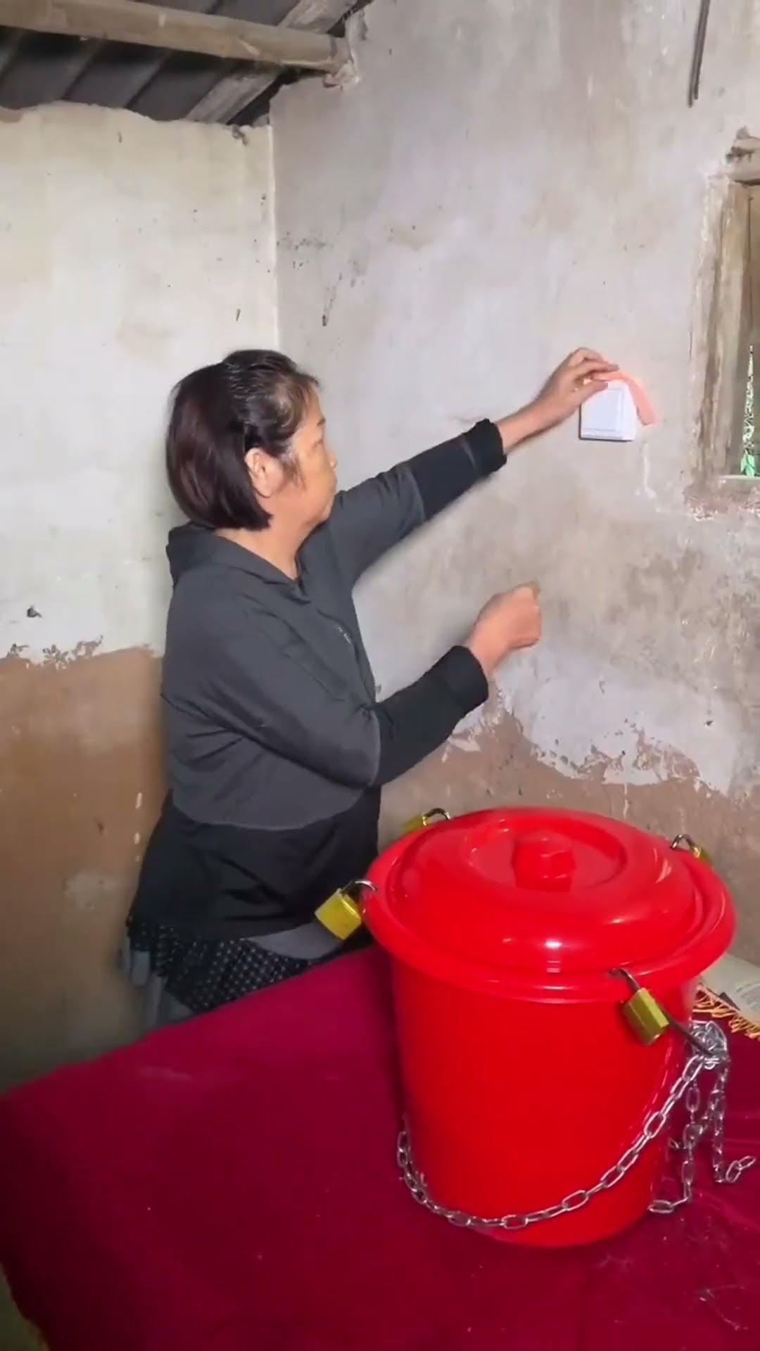 Coke Battle The genius son stole his mother’s Coke and gave it to the cleaner! Part2