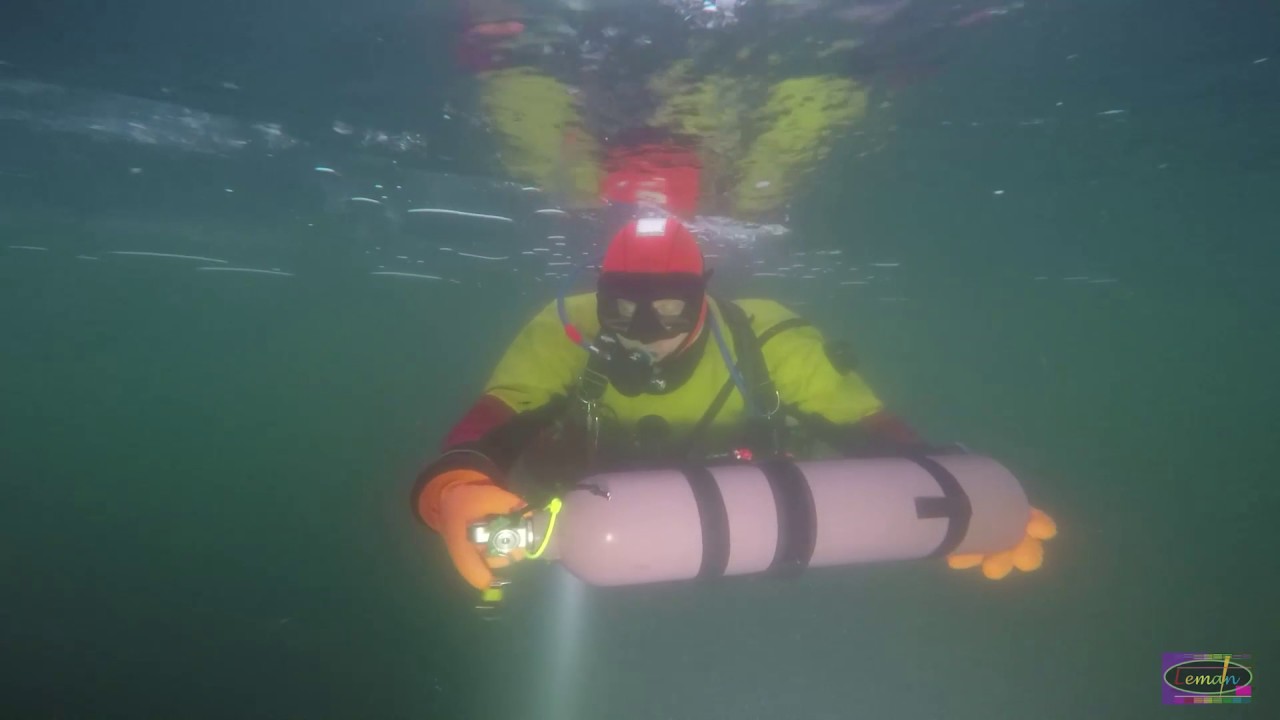 Having fun under the ice in sidemount (with an extra bottle)