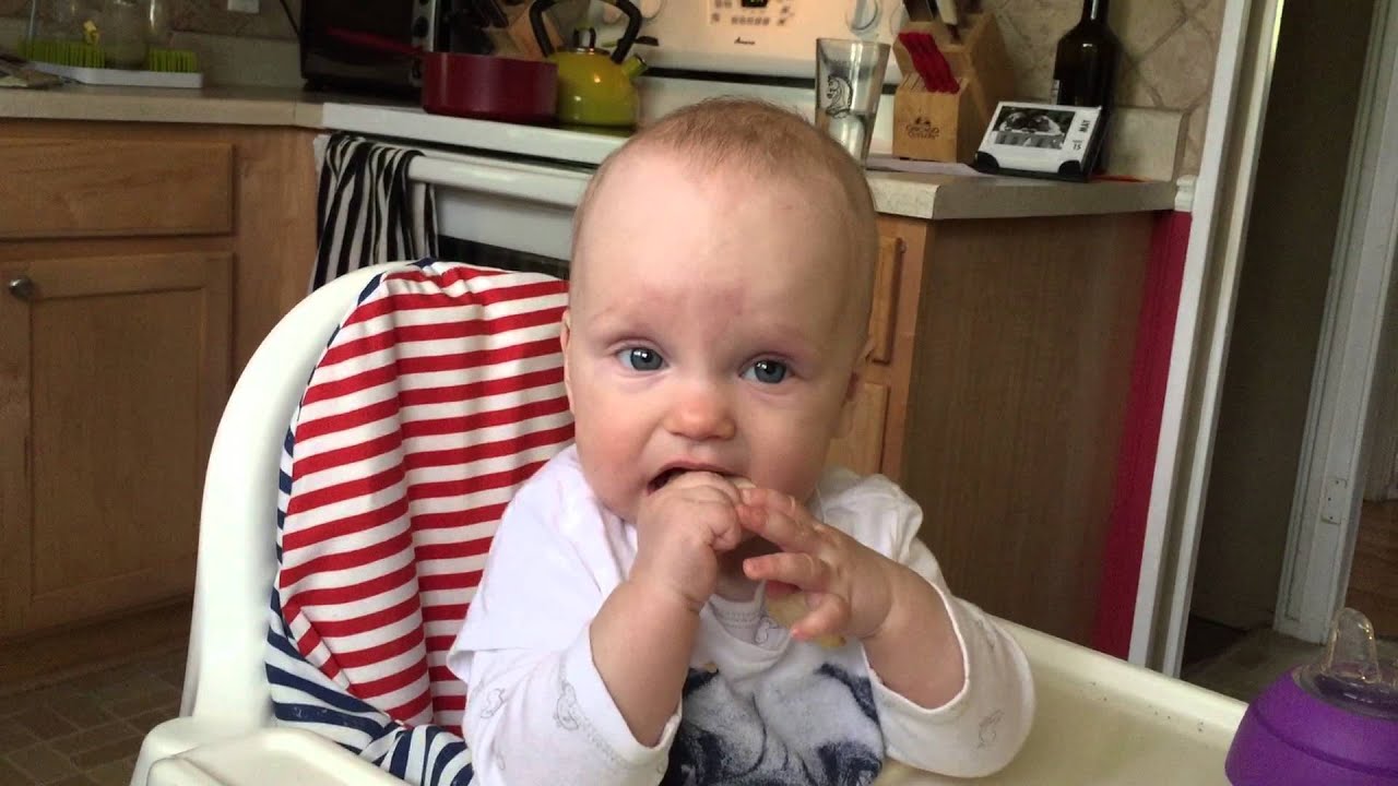 Alice 7 months old eating a Baby Mum Mum (rice cracker) ! - YouTube