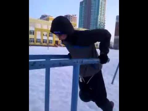 Отжимания на брусьях, с отягощением (16 кг). - YouTube