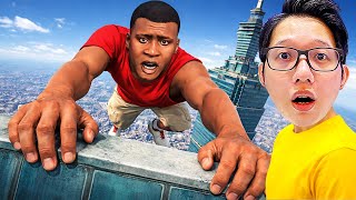 小富為了要爬101正在練習，但卻不小心摔了下去