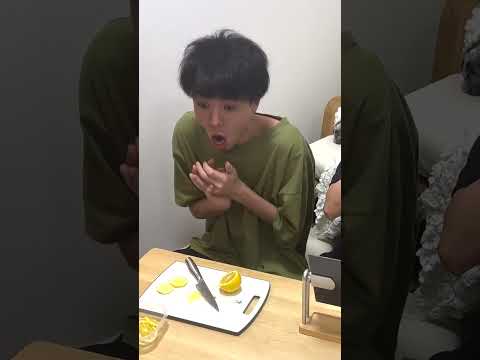 レモンを平然と食べるドッキリを妹が兄に仕掛ける