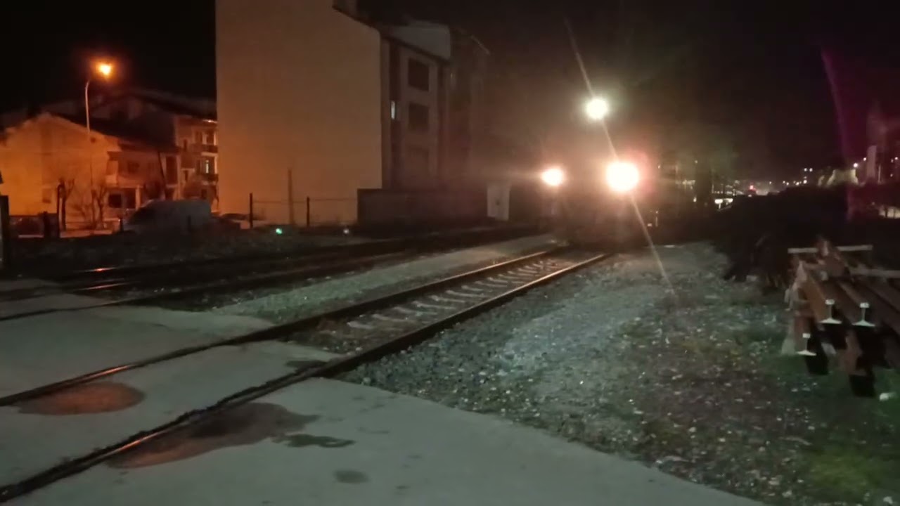 De 36007+de24212 yük treni uşak gara selamlı giriş