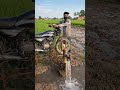 किसान का गज़ब जुगाड़! 😱 बाइक से चलाया पानी का मोटर 🚜💧 | Desi Farming Hack #shorts