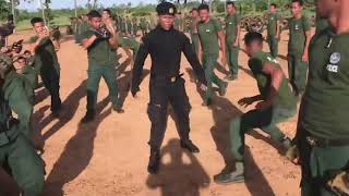 Hindistan'daki Bol dayaklı Polis Eğitimi.