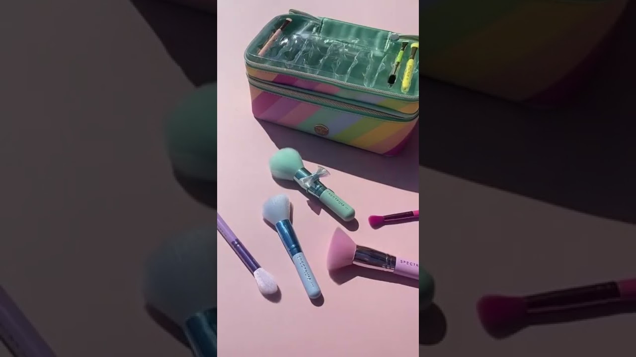 The Minnie Mouse Jet setter includes 8 mini brushes and a rainbow cosmetic case 🌈 we’re obsessed😍✨