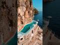 Ref:AwCOYejIr1w Une piscine vue mer dans la roche de la falaise 