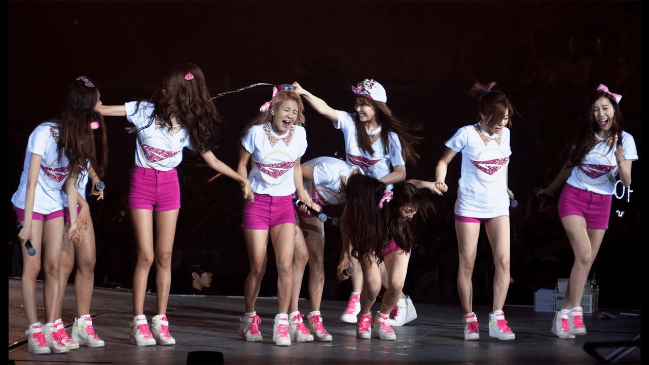 【SNSD】Water War！少女時代經典水仗@131110 GG World War - Hong Kong