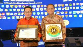 Walikota Malang Sutiaji menerima raih penghargaan pasar tertib ukur tingkat nasional