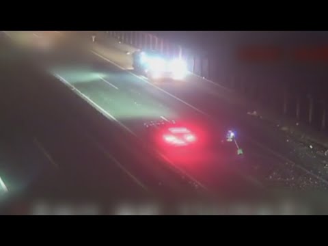 화물차에 받힌 중앙분리대 파편 도로에…10여대 파손 / 연합뉴스TV (YonhapnewsTV)