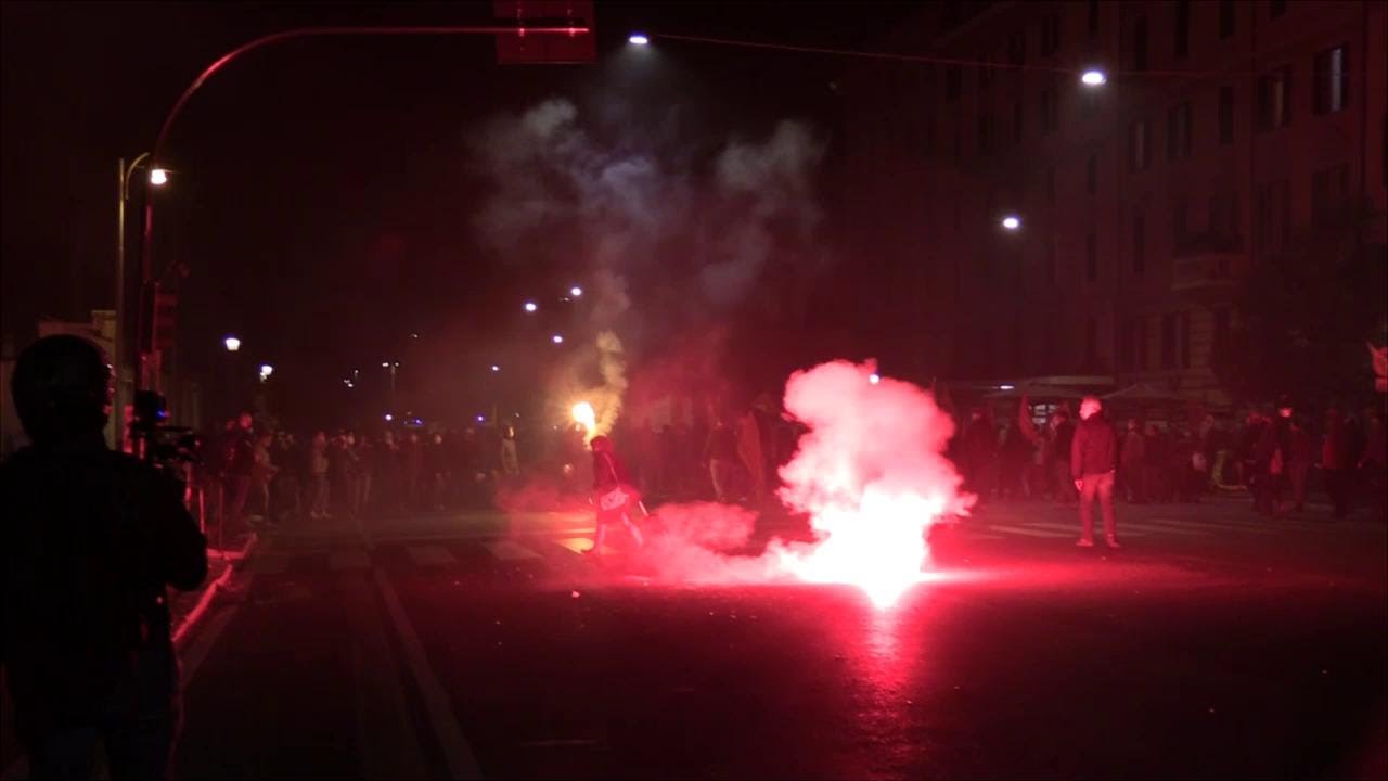 Covid, tensione alla manifestazione degli antagonisti a Roma: la carica della polizia