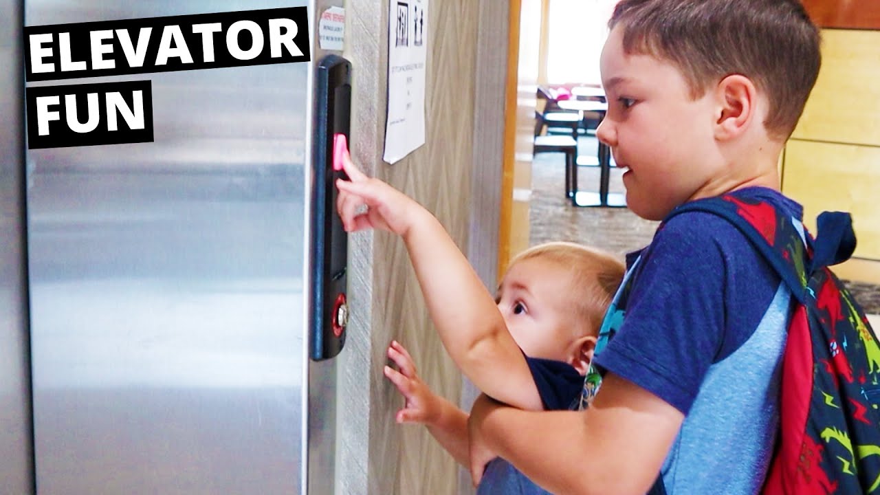 Папа и дети отрываются по полной, катаясь на лифтах в отеле.