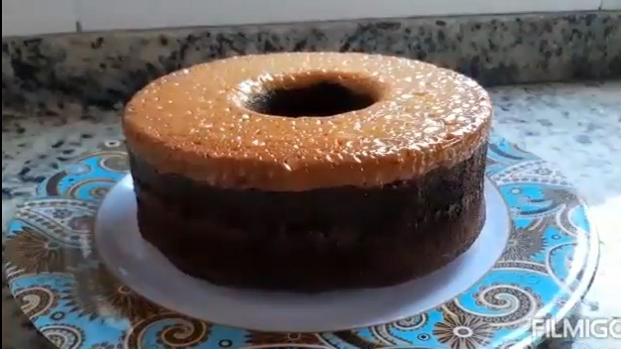 Bolo de chocolate que já sai com cobertura de doce de leite.