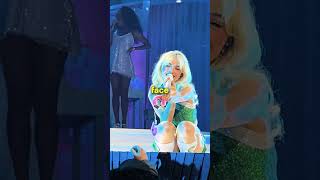 Sabrina Carpenter's Reaction To This Fan Was Priceless 😳