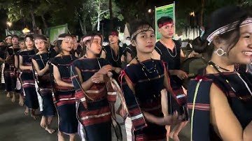 Đoàn cồng chiêng diễu hành của huyện Kông Chro