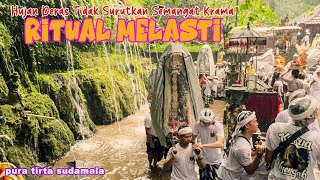 HUJAN DERAS Tidak Menyurutkan Semangat Krama Mengiringi Ritaul Melasti di Pura Tirta Sudamala