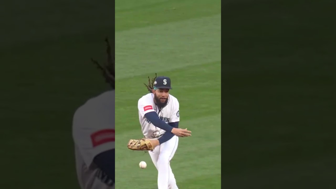 J.P. Crawford makes a terrific play to get things started in