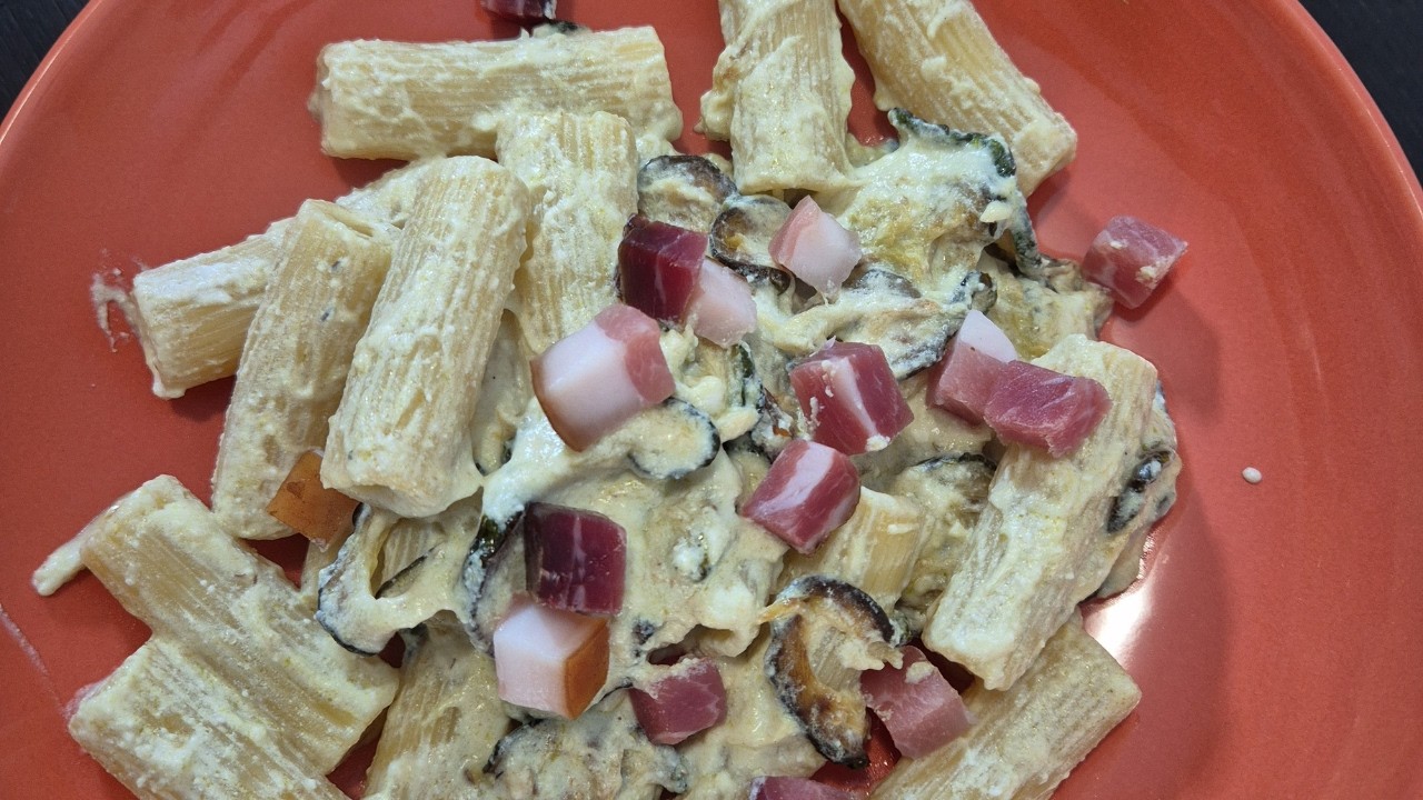 Pasta ricotta zucchine e speck