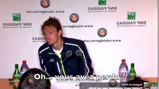 Un journaliste félicite Nicolas Mahut alors qu'il a perdu (sous-titres).