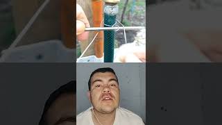 forma correcta de asegurar una manguera con un simple alambre