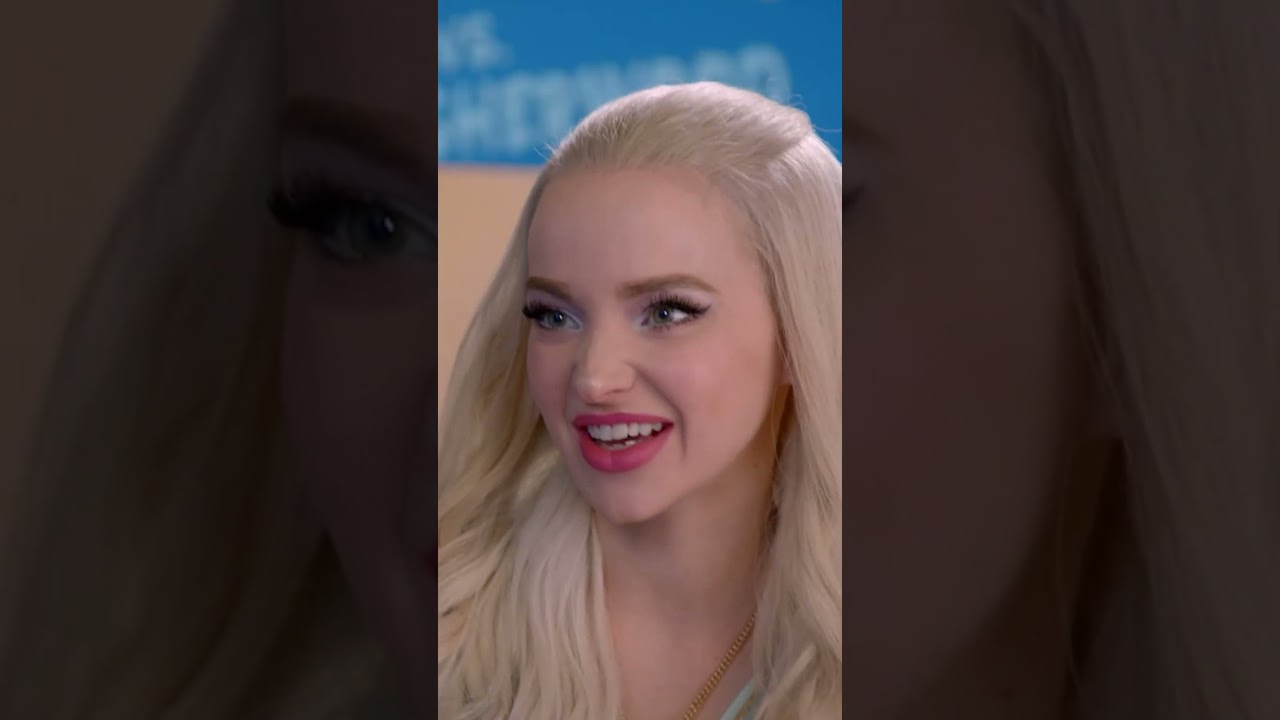 Mal, queen of multitasking... sort of 💁‍♀️ And it is Thursday! Descendants2