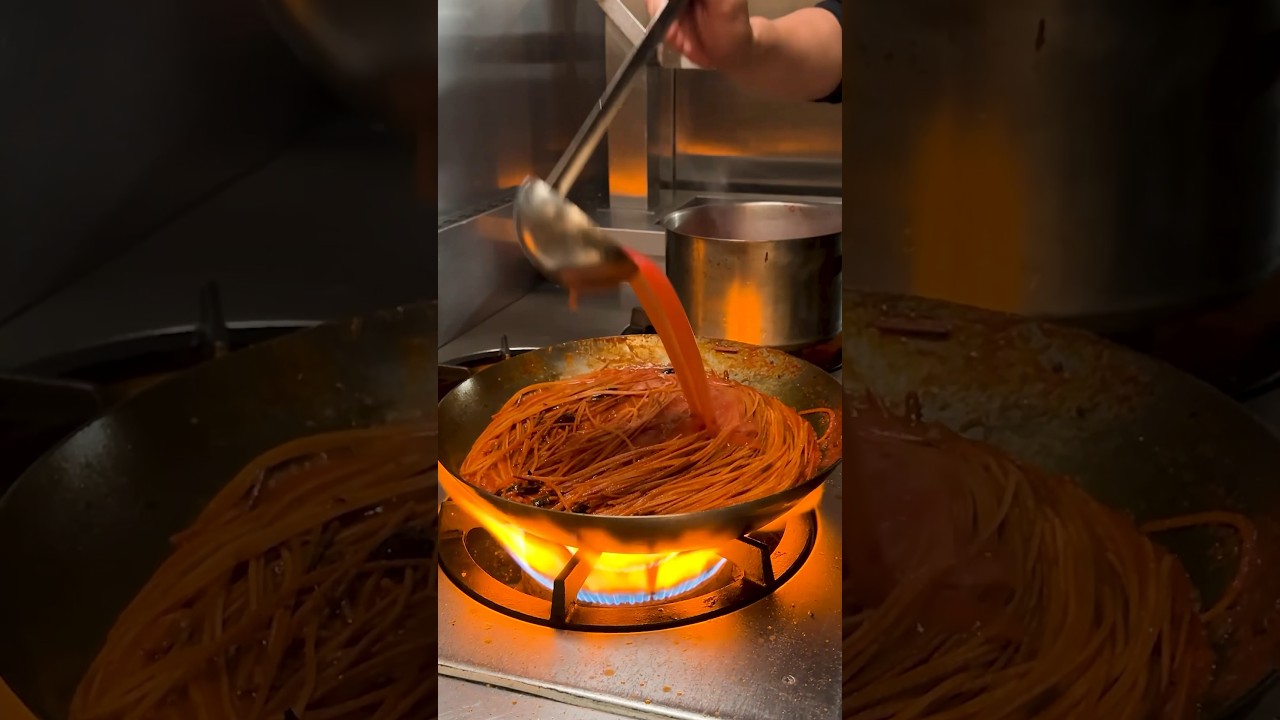 激辛注意🔥本場の【暗殺者のパスタ】36cm鉄フライパン！パスタは折るな‬