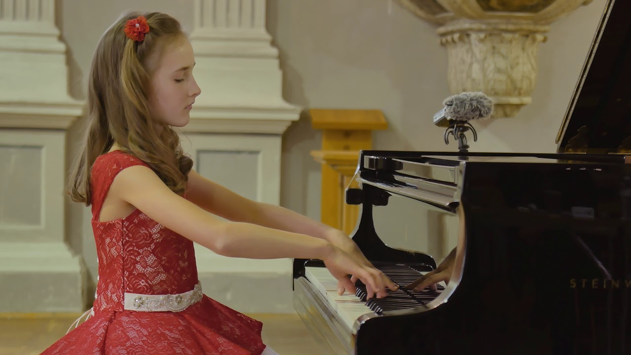 Anna Arsenjeva performs 