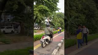 Jalan raya masih lancar, pemotor ini lewat trotoar.