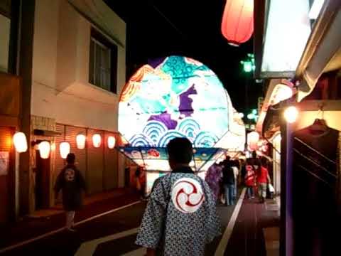 【秦野たばこ祭り】本市発展の礎を築いた葉たばこ栽培への情熱を引き継ぐ市内最大の観光イベント である秦野たばこ祭「火」をテーマとした「原点回帰」を基本方針に、葉たばこ耕作に携わった先人の情熱行事を展開。