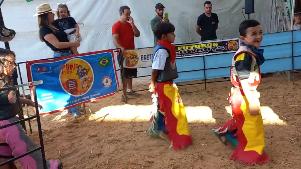 A entrada da turminha do rodeio