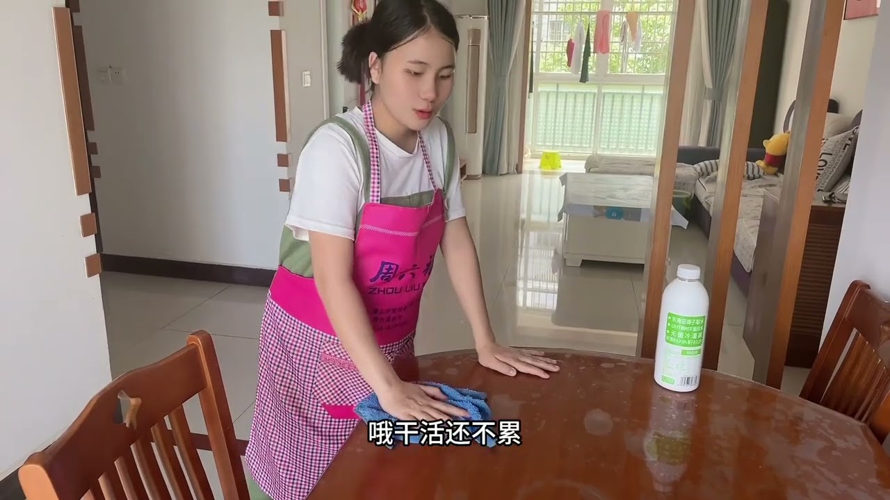 老挝媳妇希希不听劝怀孕八个月每天都干活，不让我帮忙，希希在老挝家里很穷，从小就很懂事，在老挝帮妈妈干活，来了中国还是那么勤劳，闲不下来，不让我干活是因为老挝那边从小灌输的思想吧，在老挝老公从不干家务