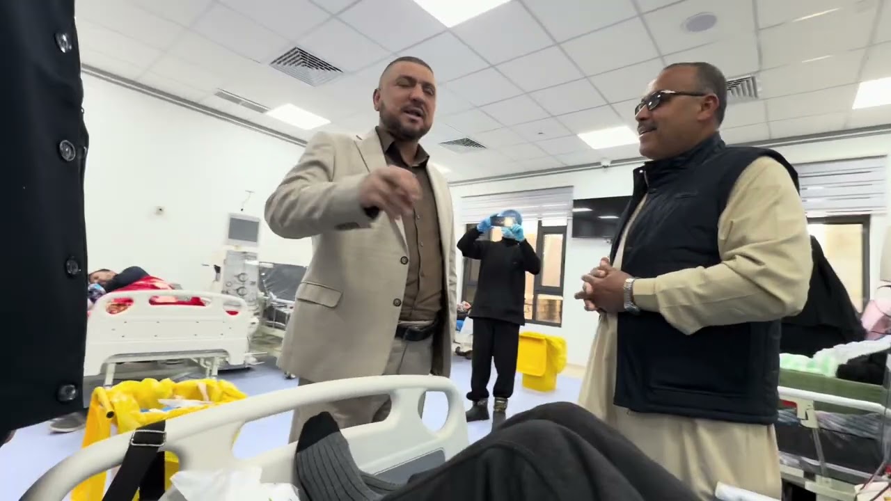 توقّف عند كل مريض، صافحهم بكلماتٍ يغلب عليها الحزن والدعاء، مستمعاً لقصص معاناتهم اليومية 