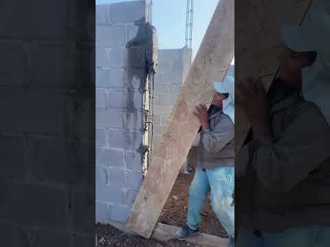 Wand steht! …also fast. 🤷♂️“ Armierung guckt noch raus – aber hey, bisschen Beton ist ja dran.