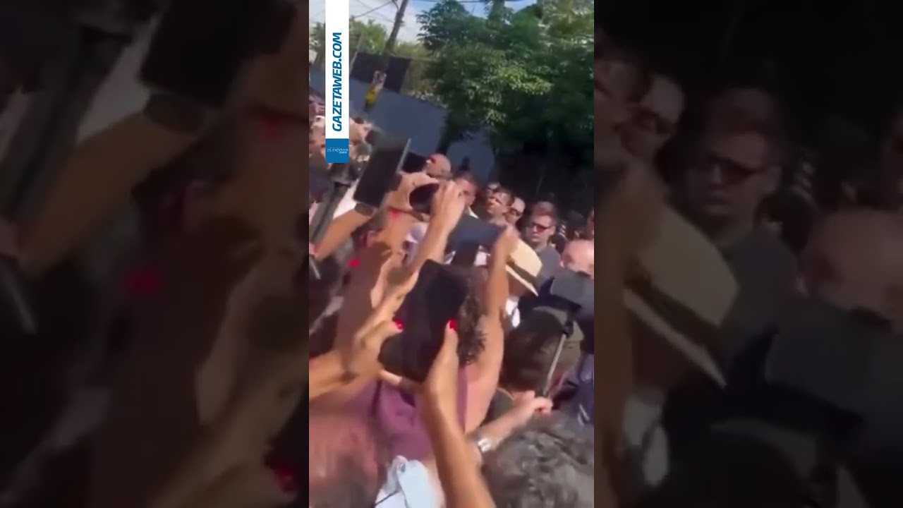 Lula deixa local de votação e cumprimenta apoiadores em São Bernardo do Campo (SP)