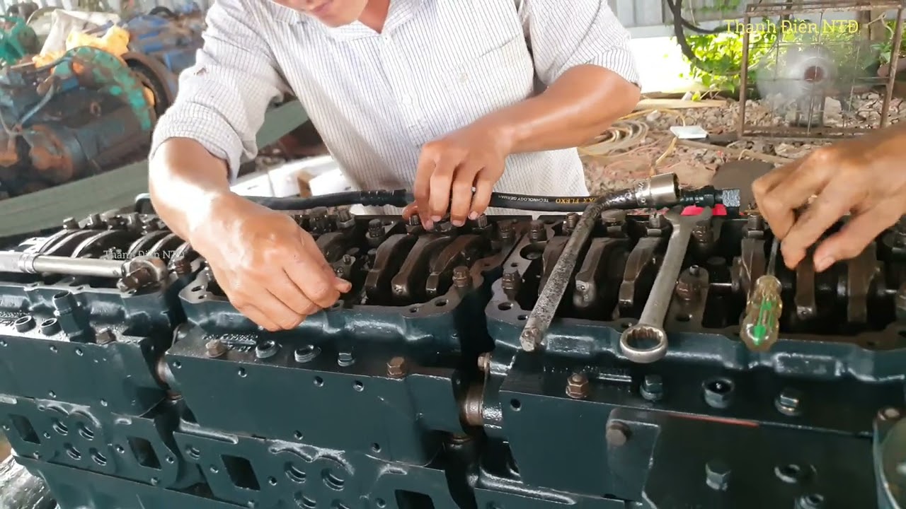 Xem thợ chỉnh cò xupap canh bét máy Cummins N14 bét nhớt