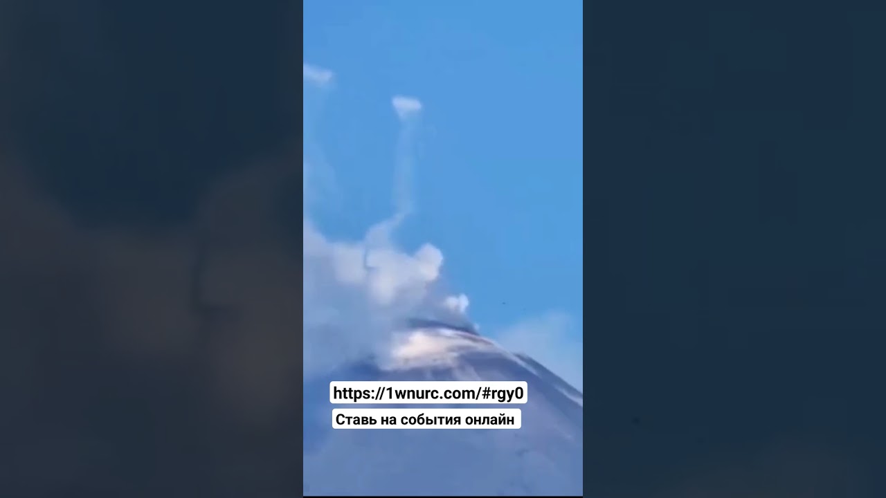 Итальянский вулкан Этна начал пускать дымовые колечки. most looking video 