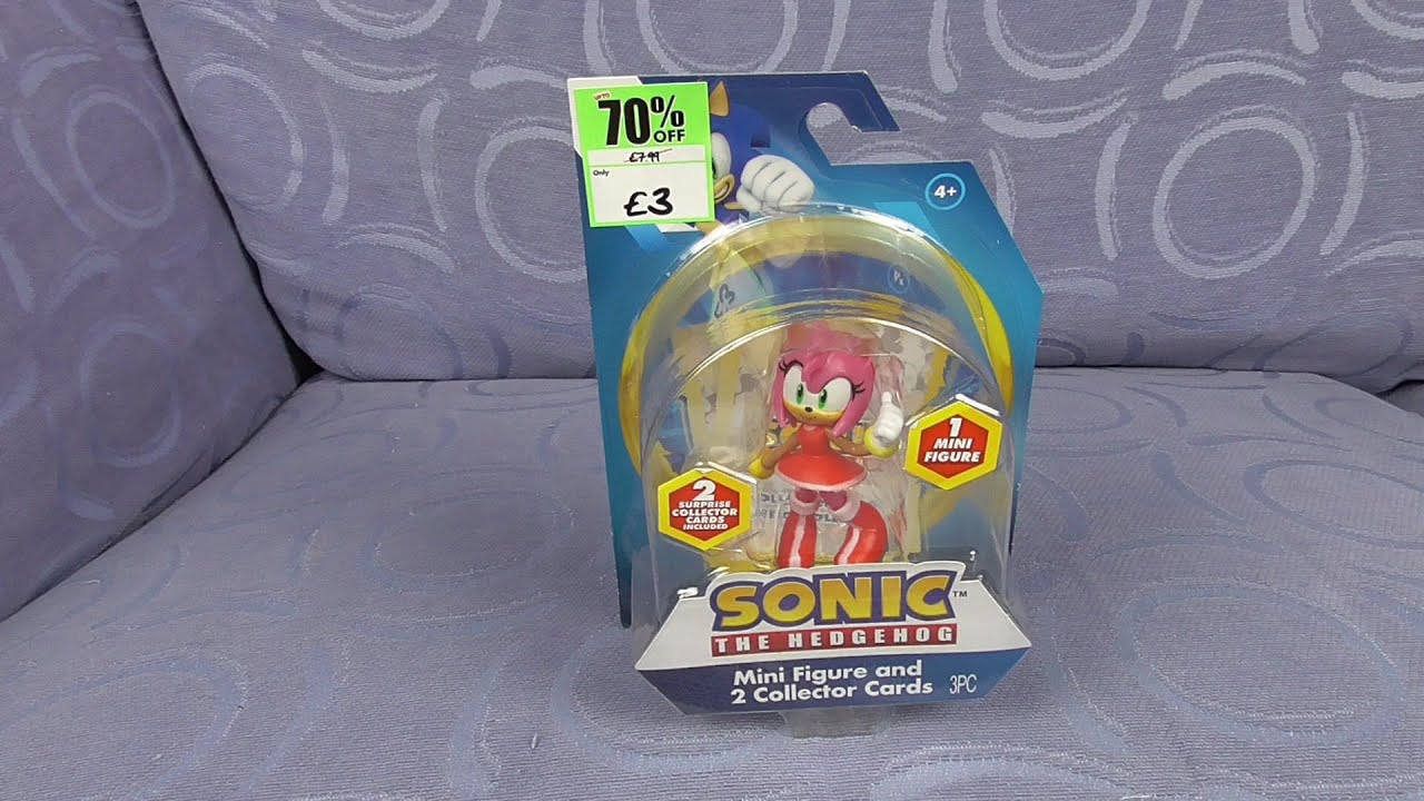 Миниатюрная фигурка Эми из мультфильма «Соник Ежик» и 2 коллекционные карточки.