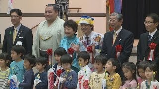 園児らこいのぼり揚げる 厚労省で新横綱鶴竜関も参加