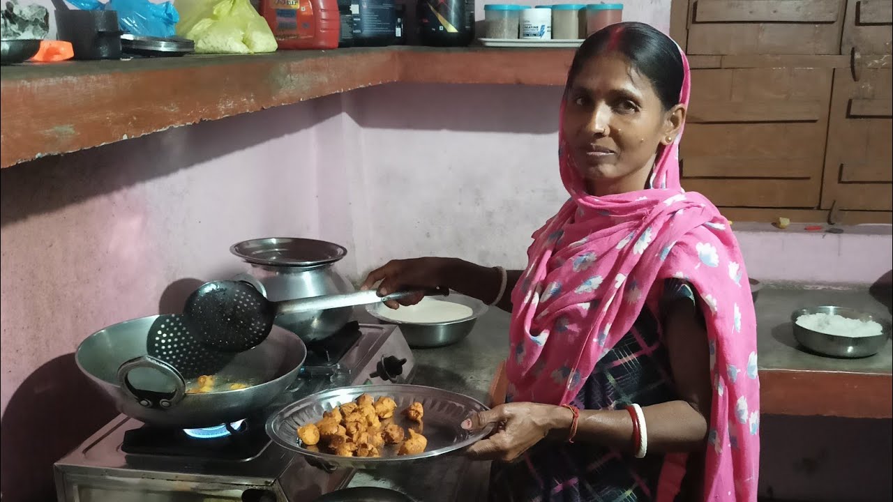 मम्मी के हाथ के गरमा-गरम पकौड़े 😍 | Holi Special