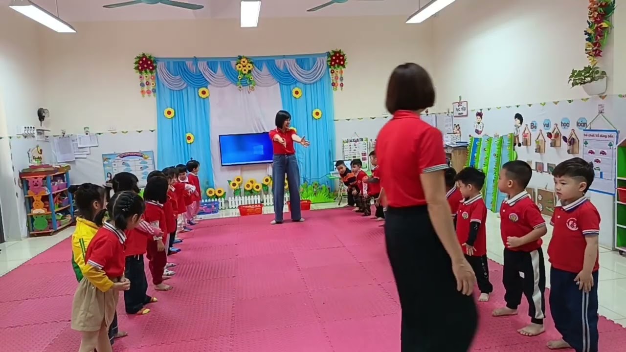 HĐ PTVĐ: Chuyền bóng sang 2 bên theo hàng ngang, TCVĐ: Thi ai nhanh. lớp 3 tuổi C2, GV: Phạm Thị Hải