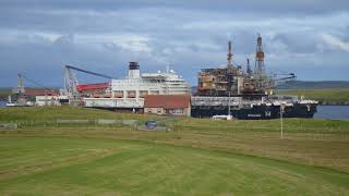 Allseas Pioneering Spirit unloading Ninian North