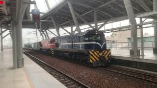 7802次經由南迴線/屏東線開往彰化的R100型車王編組車號海軍藍R101/R150型車號R152雙柴電頭短編混編軍列通過屏東站