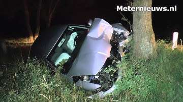 Automobilist gewond na botsing met boom