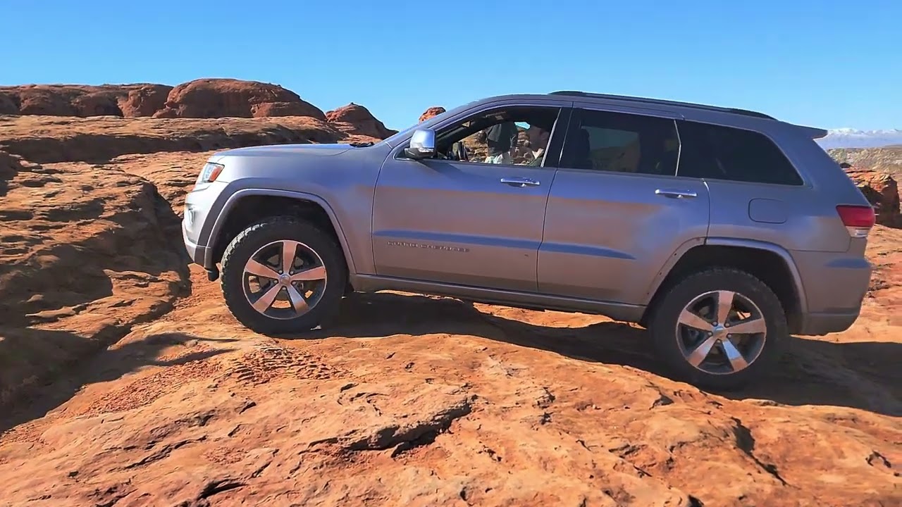 JEEP GRAND CHEROKEE WK2 4WD ROCK CRAWL UP STAIRS